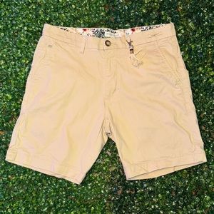 Men’s khaki shorts